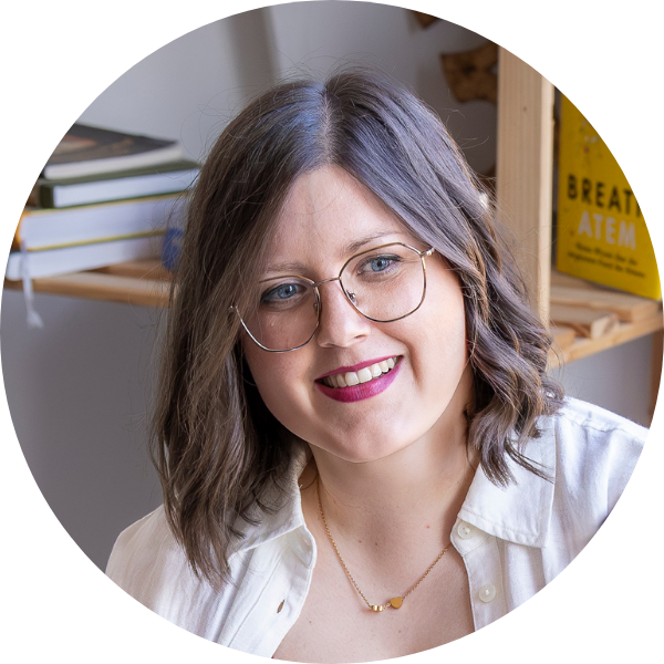 Jenny Schmitz schaut eine Person außerhalb des Bildes an und schaut aktiv zuhörend