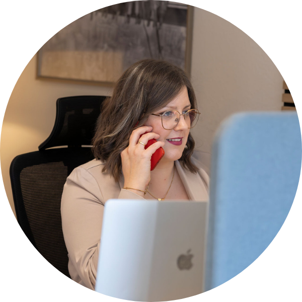 Jenny Schmitz im Büro am Telefon