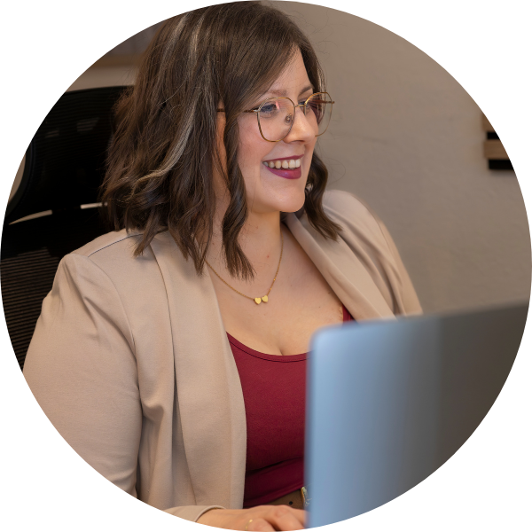 laechelnd Jenny Schmitz schaut lächelnd in ihren Computerbildschirm