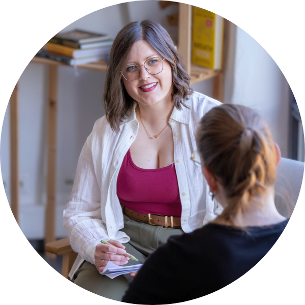 Jenny Schmitz hört aufmerksam zu und macht sich Notizen