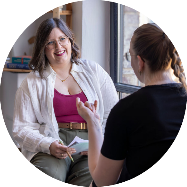 Jenny Schmitz im Gespräch, lächelnd